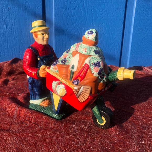 VTG ‘Gardener & Wheelbarrow’ Teapot Cardinal Inc - Picture 2 of 7